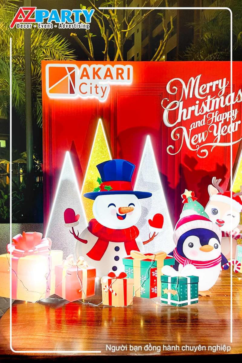 cận cảnh chú người tuyết và chim cánh cụt, dưới chân là những hộp quà giáng sinh nhiều màu sắc