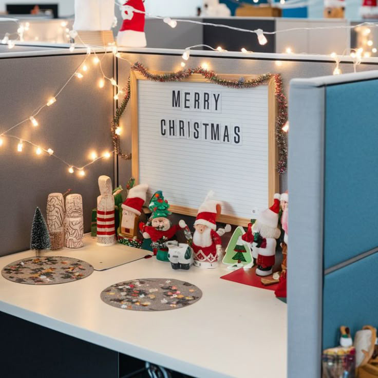 trang trí giáng sinh bàn làm việc với các mô hình decor noel và đèn led 