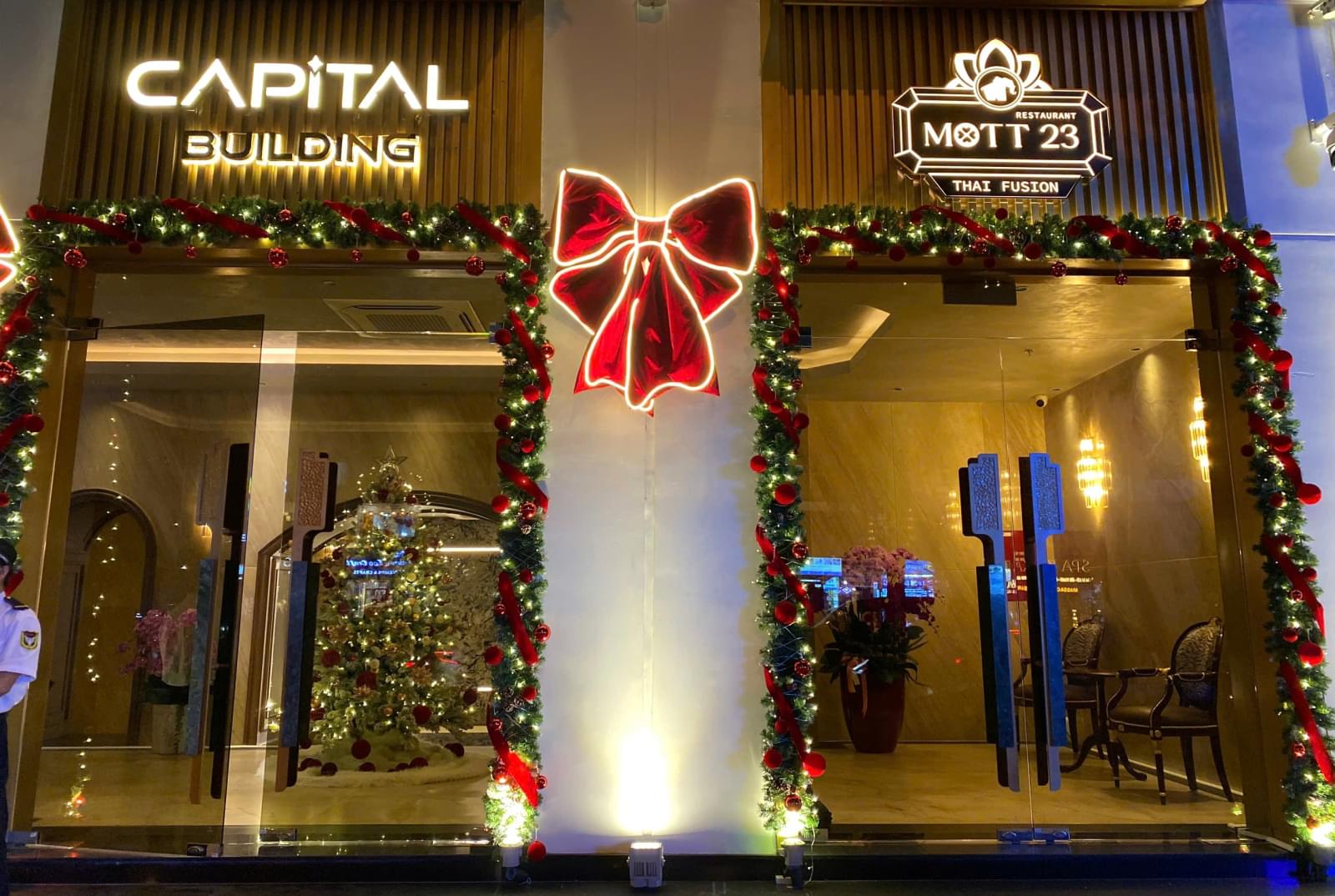 decor cửa kính noel tại Capital Building