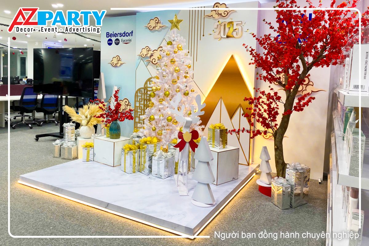 Góc phải của tiểu cảnh noel Beiersdorf, điểm nhấn là chú nai trắng bên cạnh gốc cây thông trắng