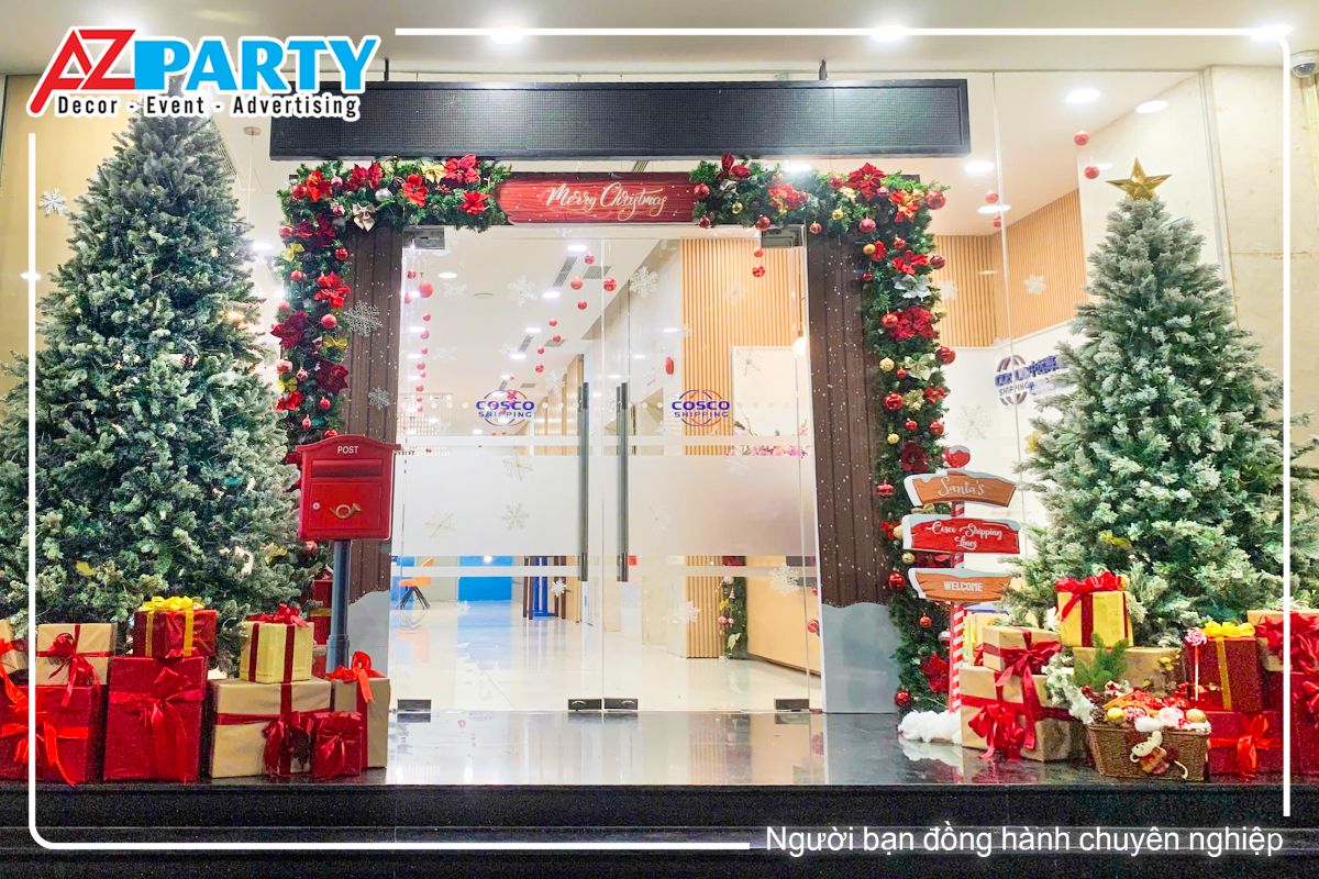 tiểu cảnh khi chưa lên đèn, cây thông nổi bật với sắc xanh phủ tuyết trắng