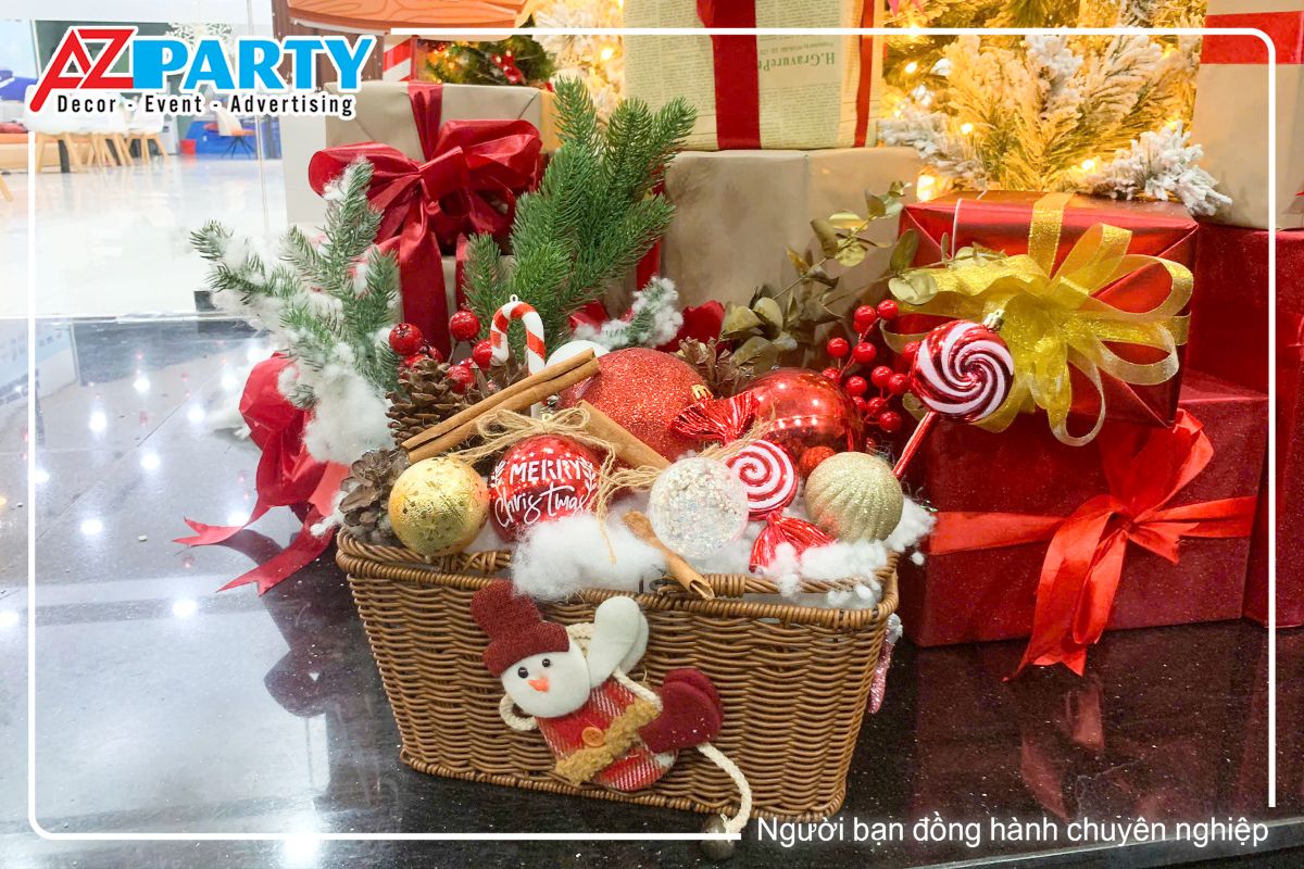 dỏ quà noel và hộp quà noel màu đỏ dưới gốc cây