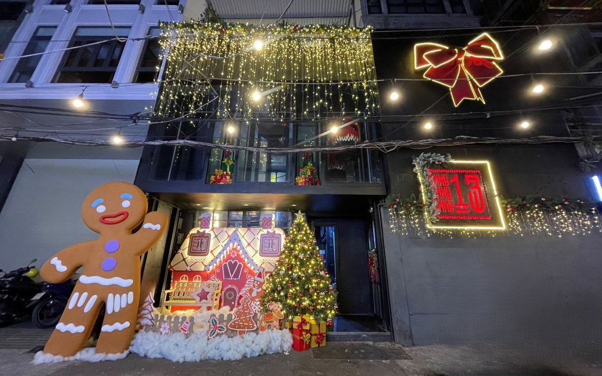 Trang trí noel khu 13 club với tiểu cảnh và trang trí đèn ngoài cửa kính