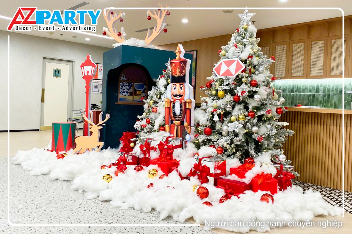 Góc phải của tiểu cảnh noel HSBC, nổi bật với hình ảnh chú lính chì đứng cạnh cây thông noel màu xanh