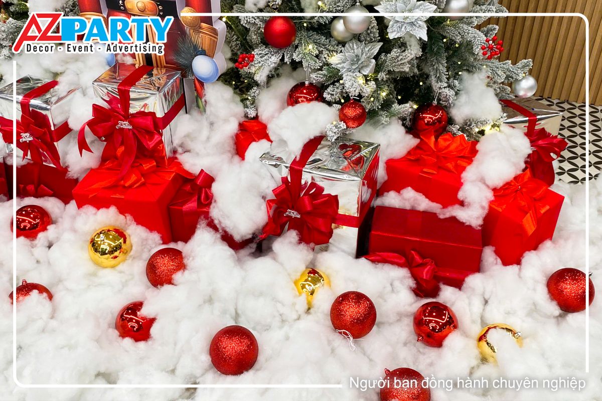 Những hộp quà và quả châu đỏ dưới gốc cây thông