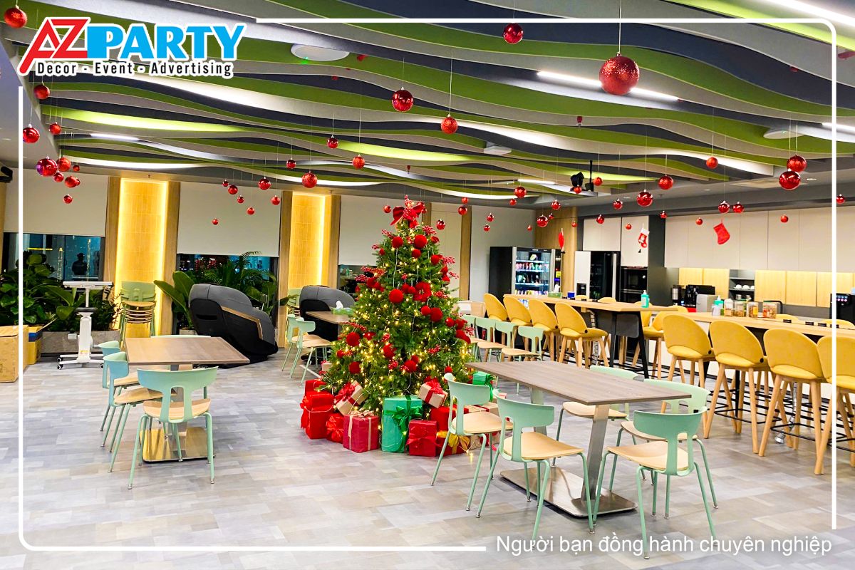 toành cảnh trang trí noel tại văn phòng công ty Roche Pharma, ở giữa đặt một cây thông với ánh đèn lấp lánh, trên trần có treo các quả trâu đỏ tạo hiệu ứng lung linh