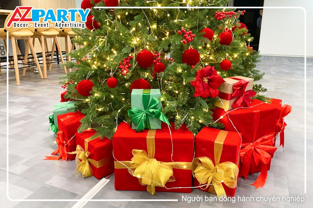 gốc cây thông có đặt các hộp quà đỏ