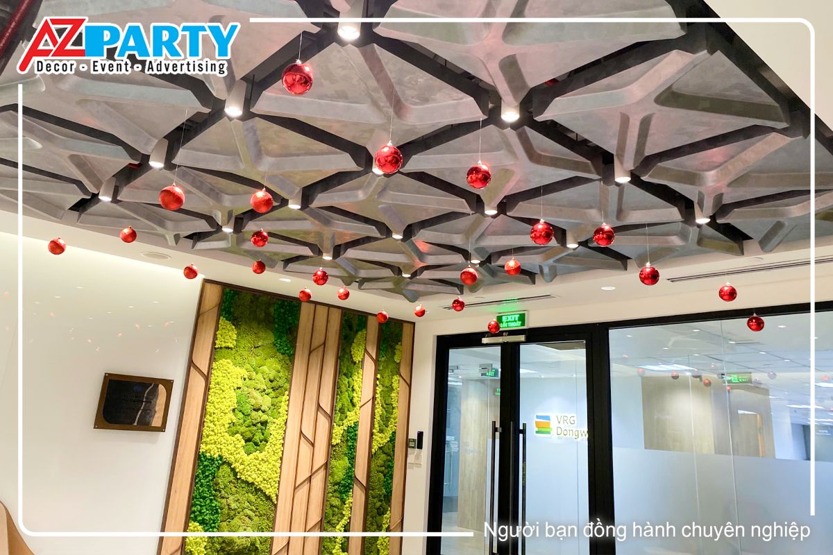 một góc trần tại văn phòng có treo các quả châu