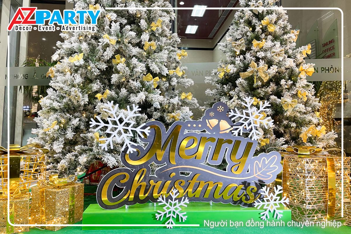 dòng chữ Merry Christmas nổi bật đặt tại gốc cây thông noel