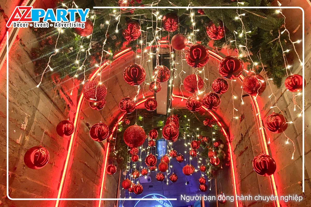 trên trần của lối đi được treo những quả châu đỏ cùng đây đèn lấp lánh