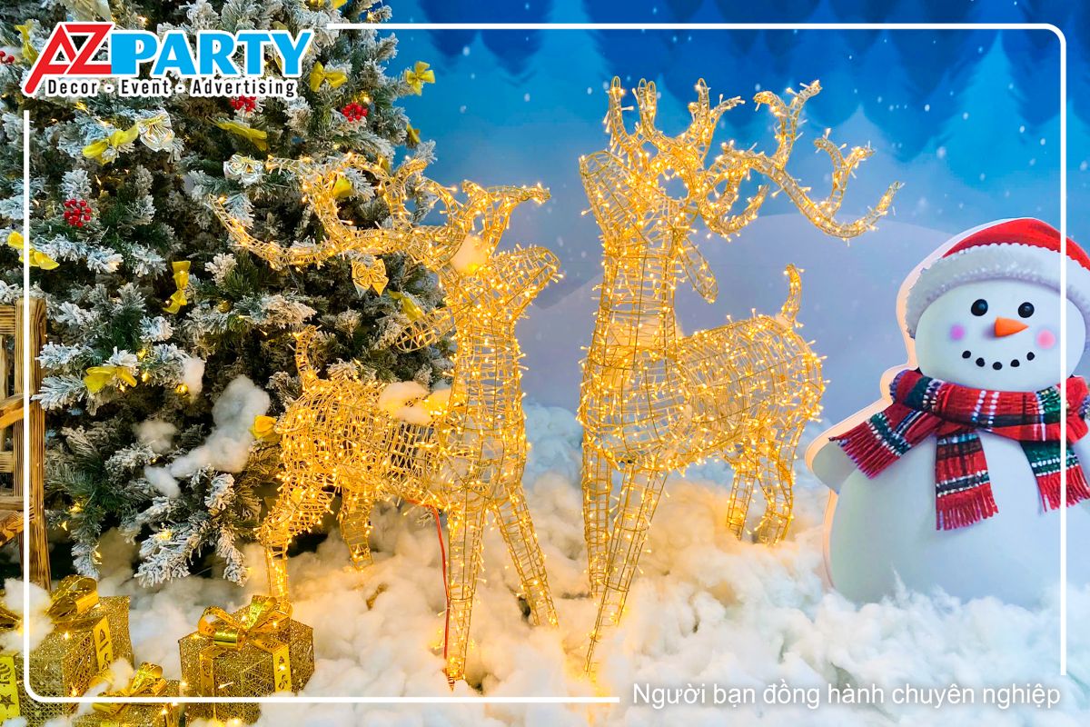 Cận cảnh tuần lộc vàng và người tuyết trắng