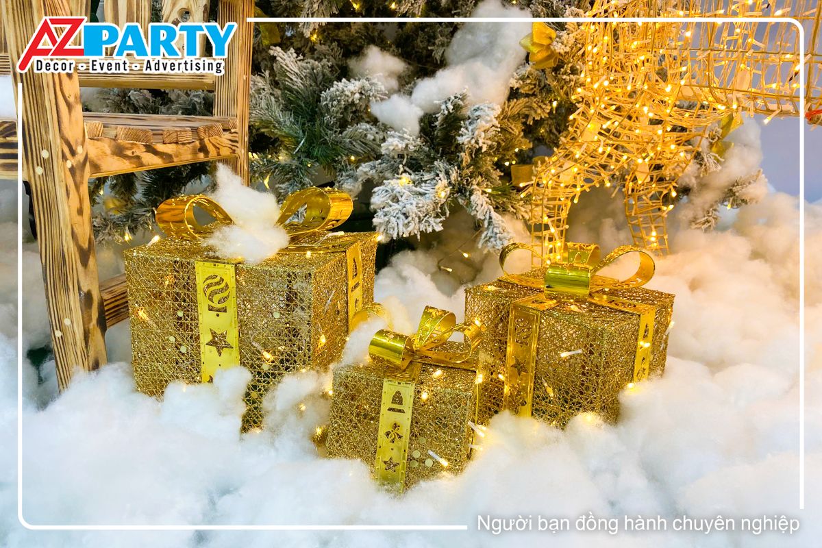 hộp quà màu vàng lung linh dưới gốc cây thông