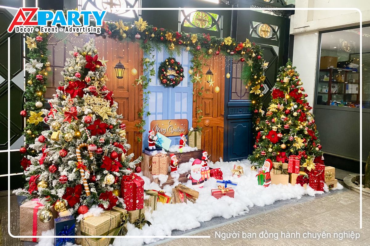 Góc chụp bên trái của tiểu cảnh noel tại nhà, điểm nhấn là cây thông noel được teo các phụ kiện như hoa trạng nguyên, quả châu, nơ đỏ, ngôi sao, dưới gốc cây là hộp quà giáng sinh