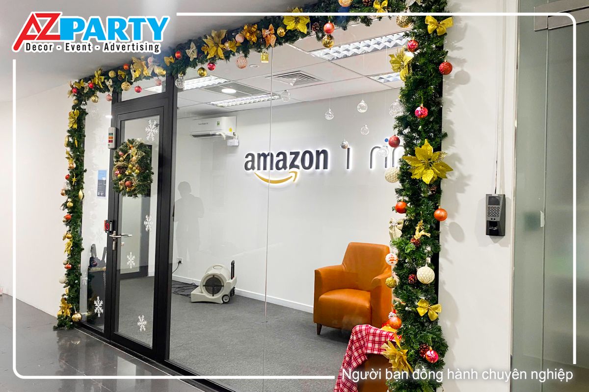 dây thông noel quấn quanh cửa kính trong văn phòng