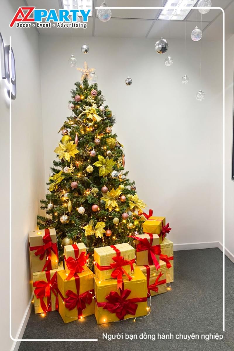 cây thông noel tại góc văn phòng