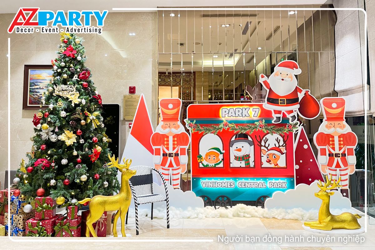 Tiểu cảnh noel tại sảnh B với hình ảnh toa tàu, ông già noel đứng ở trên nóc đoàn xe, 2 chú lính chì đứng 2 bên, góc còn lại là cây thông noel và những chú tuần lộc