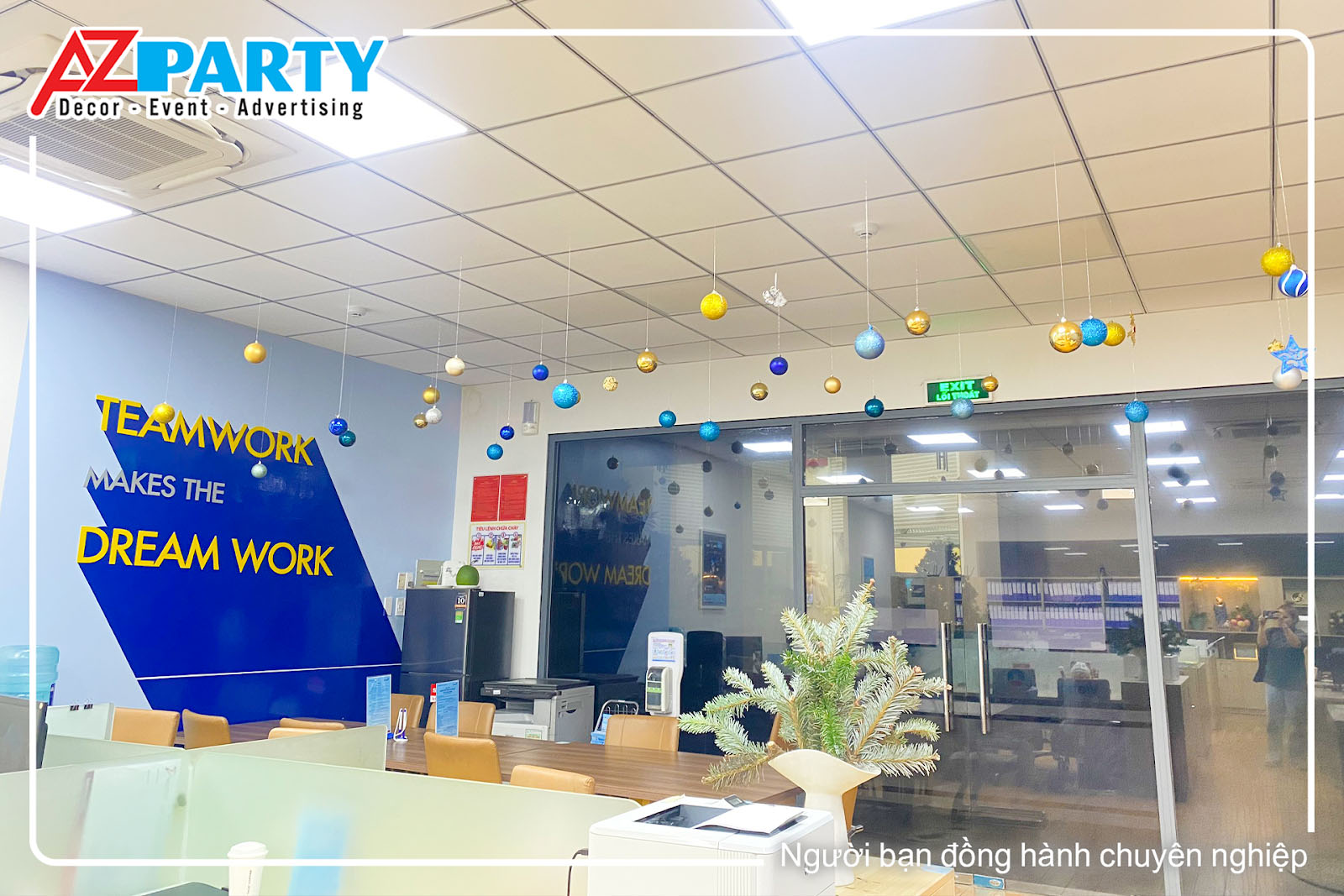 trang trí noel trần nhà văn phòng 