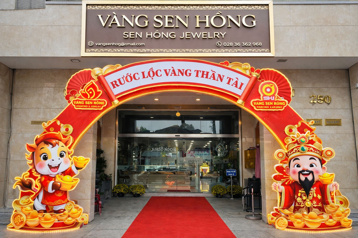 Cổng trang trí Tết 2026 thịnh vượng tài lộc với các hoạ tiết thần tài, linh vật ngựa tài lộc