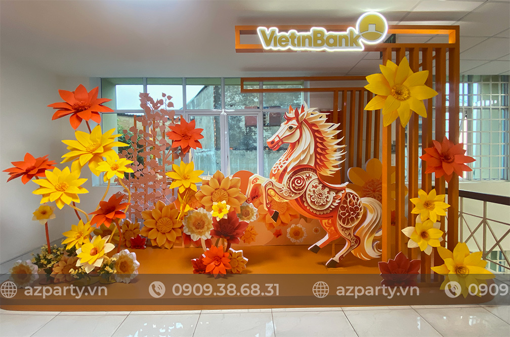 Tiểu cảnh trang trí Tết VietinBank với linh vật Ngựa 2026 được tạo hình nghệ thuật, kết hợp hoa xuân, mô hình ngựa formex cao cấp, tone màu cam – vàng nổi bật