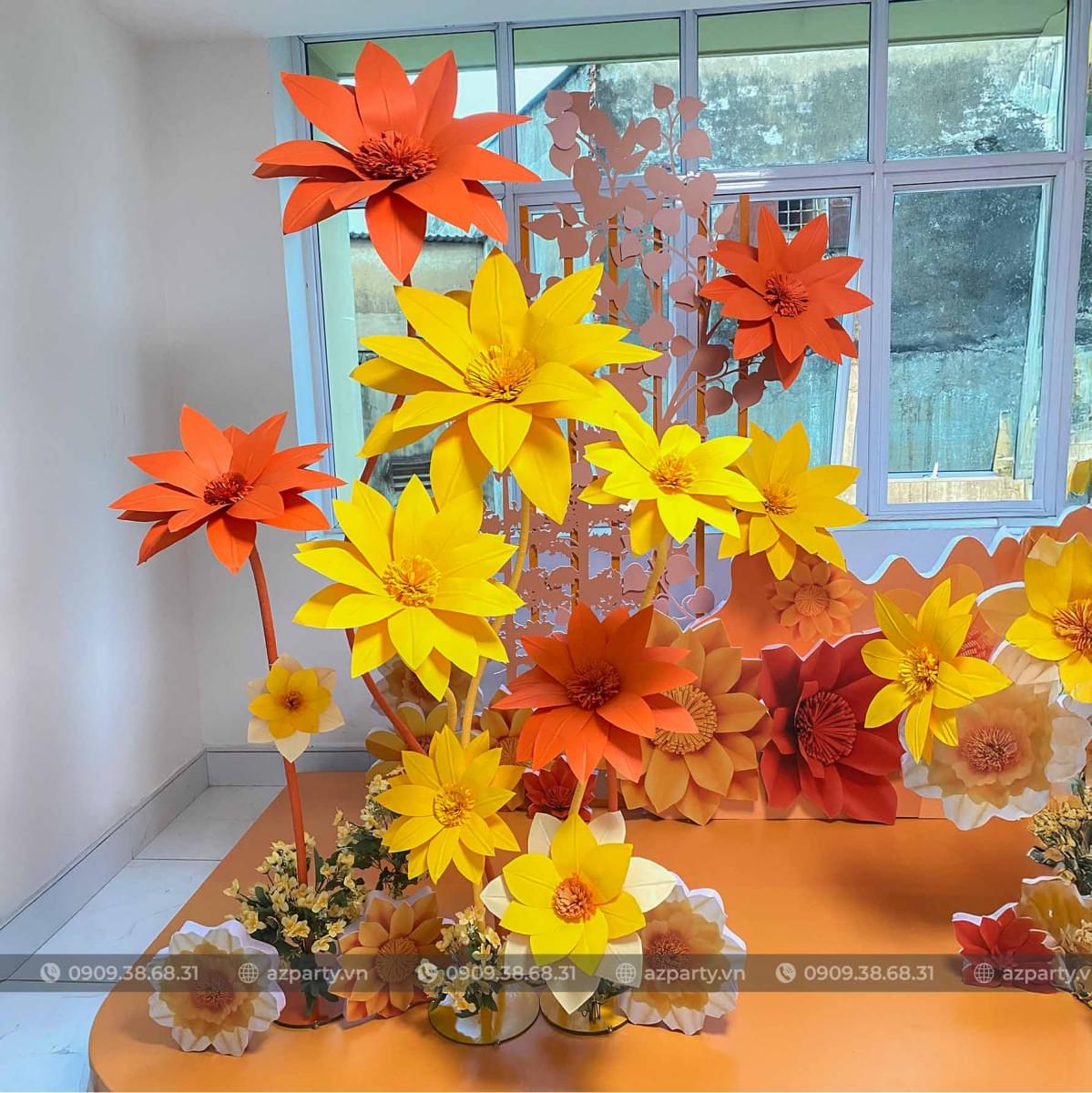 Hoa Tết khổng lồ trang trí tết tone vàng cam