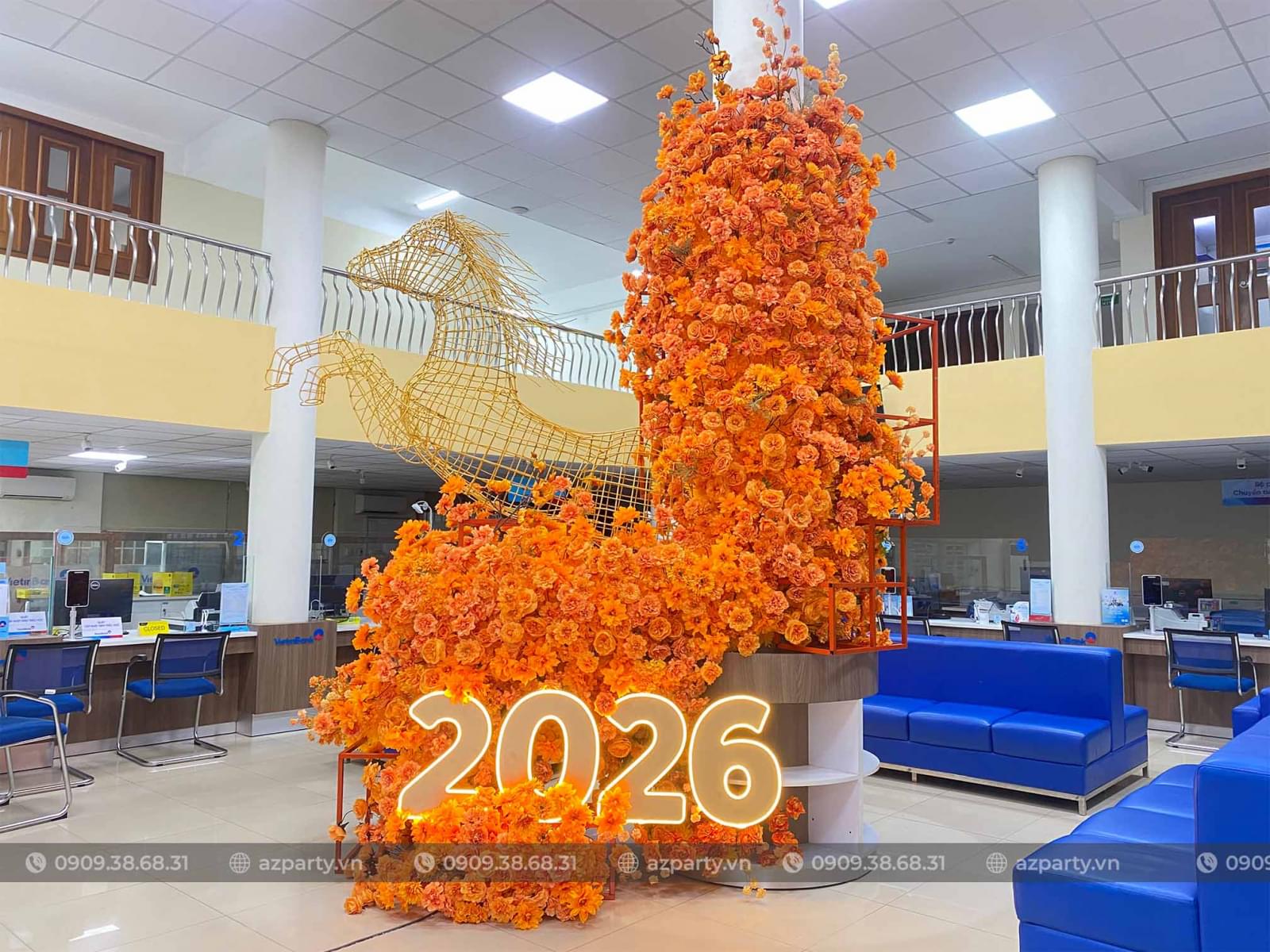 Tiểu cảnh tết 2026 ấn tượng với mô hình ngựa kim loại và hoa hồng cam đổ độc đáo