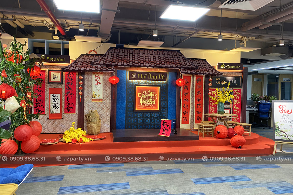 Tiểu cảnh trang trí Tết văn phòng Phố Ông Đồ xưa độc đáo với mái ngói đỏ, câu đối xuân 