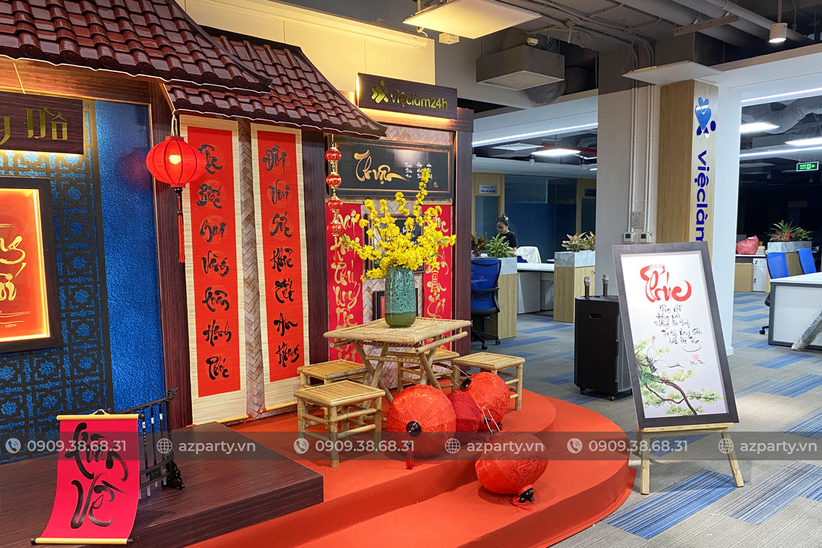 Cận cảnh tiểu cảnh tết xưa tại văn phòng với ông đối ông đồ, bàn ghế tre, hoa mai rực rỡ