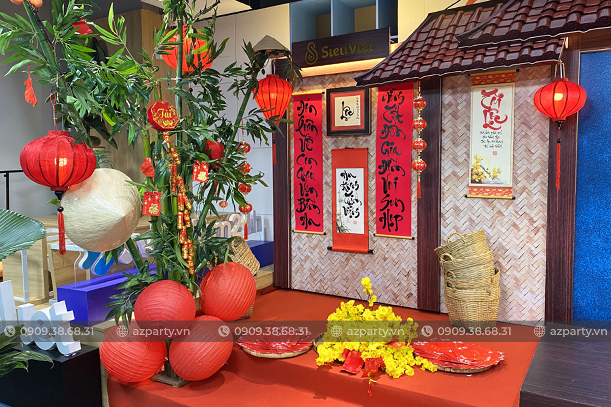 Tiểu cảnh Tết phong cách phố ông đồ với câu đối đỏ thư pháp, đèn lồng đỏ, cây tre trang trí