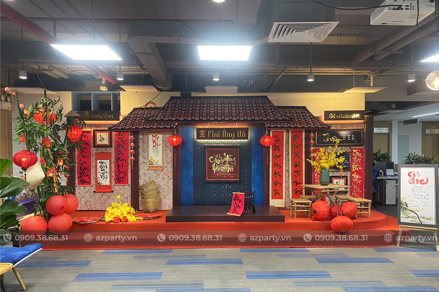 Tiểu cảnh trang trí Tết văn phòng Phố Ông Đồ xưa độc đáo với mái nhà tre, câu đối đỏ thư pháp, đèn lồng đỏ, cây tre trang trí 