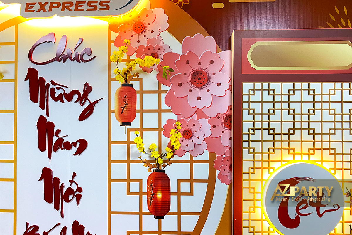 cận cảnh logo TECS Express và backdrop trang trí Tết với câu chúc Chúc Mừng Năm Mới, hoa mai vàng và lồng đèn đỏ
