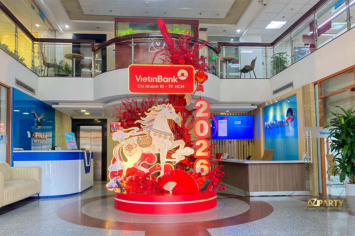 Tiểu cảnh Tết 2026 linh vật ngựa phi mã sang trọng đặt tại sảnh Ngân hàng VietinBank 