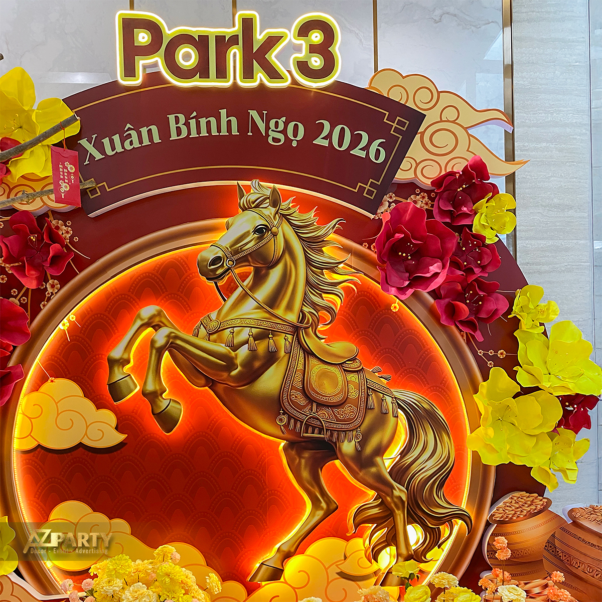 Cận cảnh tiểu cảnh trang trí Tết Xuân Bính Ngọ 2026 tại Park 3 với mô hình ngựa vàng nổi bật, hoa trang trí đỏ vàng 