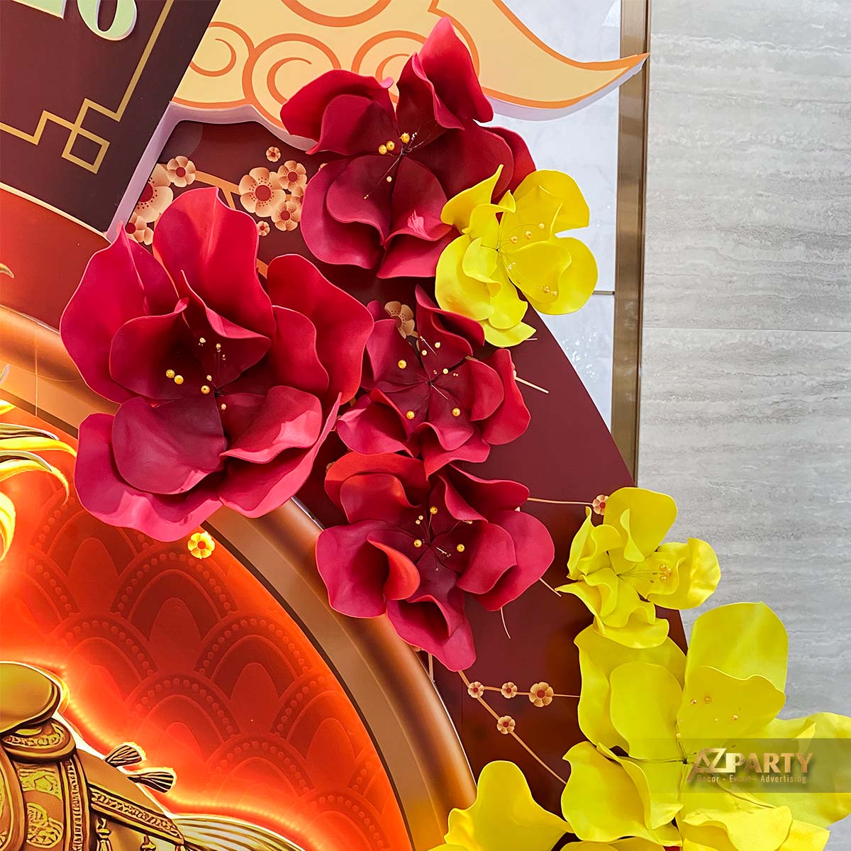 Tiểu cảnh Tết trang trí hoa đỏ vàng gắn trên backdrop tết 