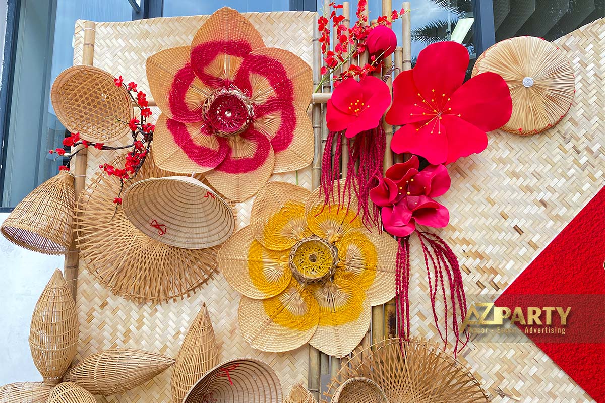 Chi tiết trang trí Tết với hoa tre đan thủ công, nón lá decor tiểu cảnh tết truyền thống