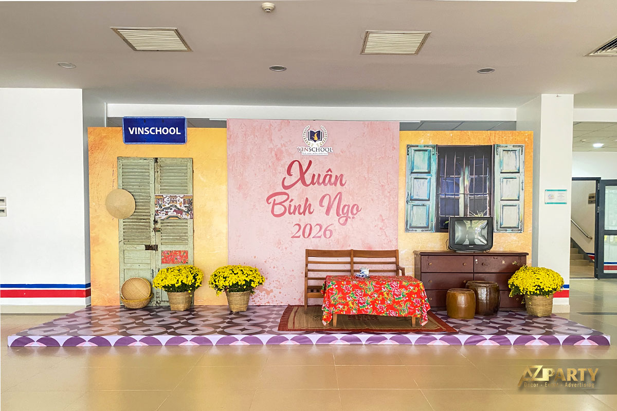 Tiểu cảnh trang trí Tết 2026 không gian sảnh trong nhà, với góc nhà xưa với bàn ghế gỗ, tivi cổ, cửa sổ xanh,