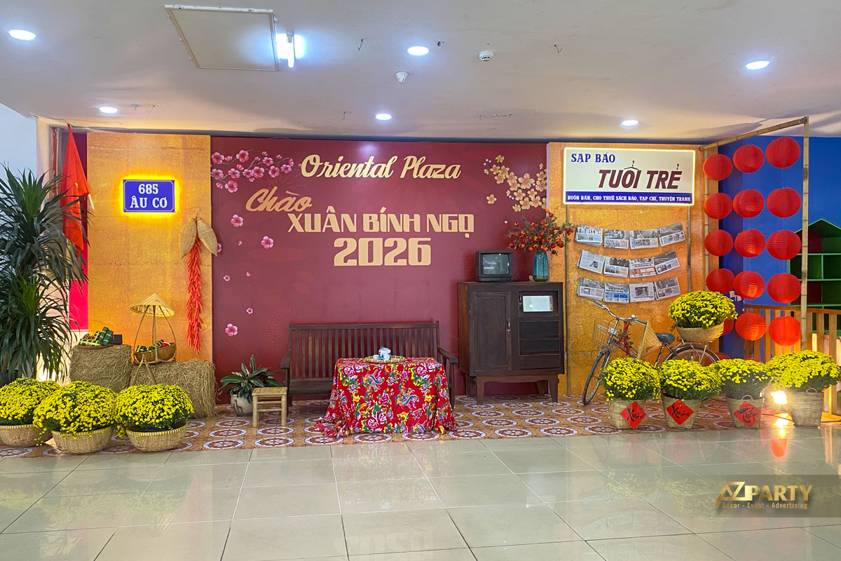 Tiểu cảnh Tết xưa tại chung cư với trang trí sạp báo Tuổi trẻ, bộ bàn ghế ấm trà xưa, chiếc xe đạp cũ góc phố