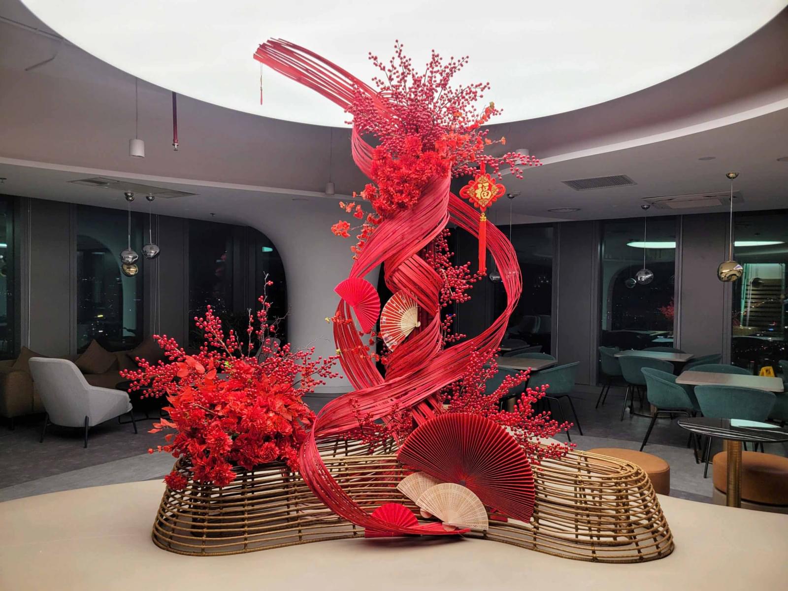 Trang trí tiểu cảnh tết bằng phên tre tại văn phòng