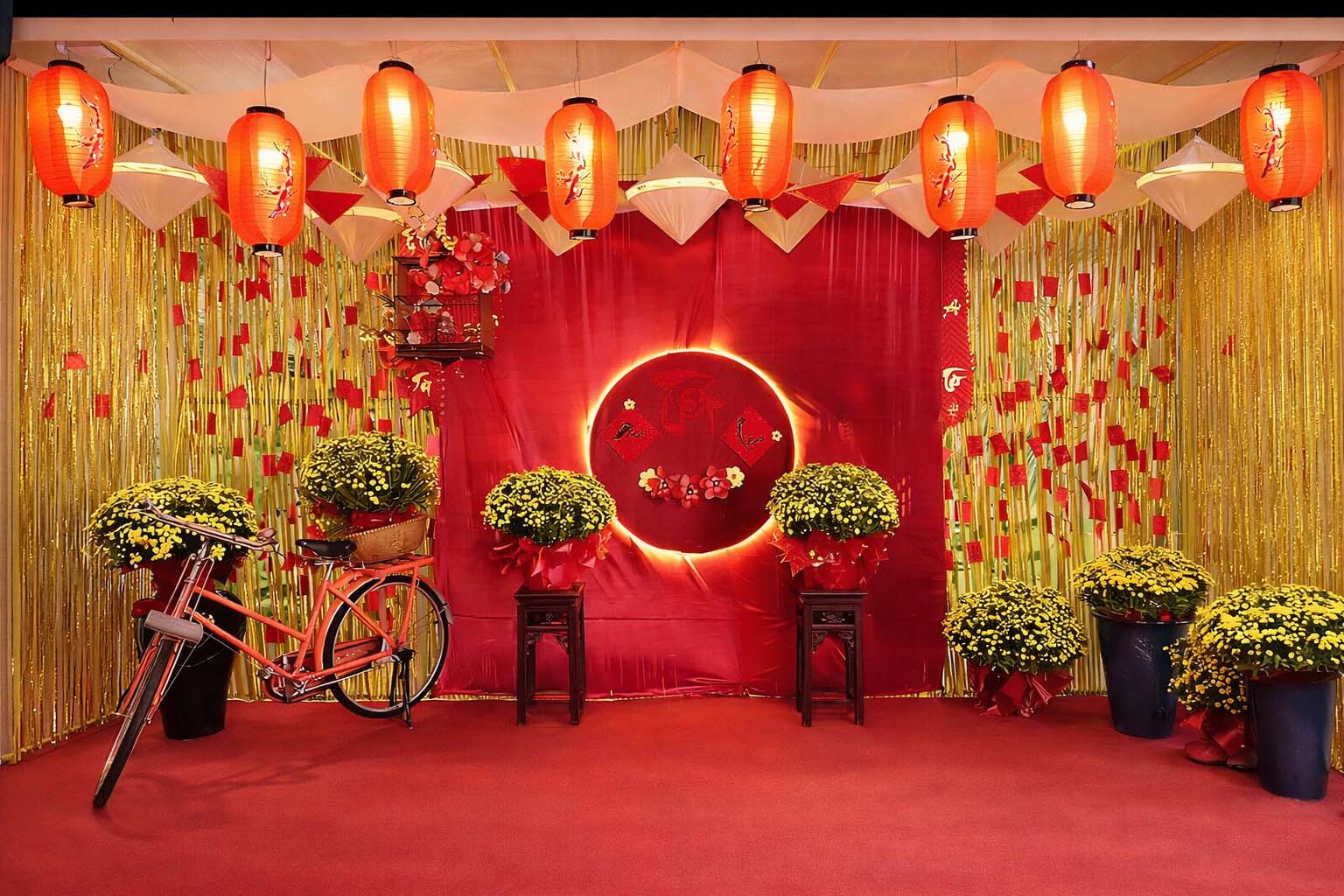 Tiểu cảnh decor Tết truyền thống với phông đỏ, nón lá, lồng đèn, hoa cúc vàng và xe đạp vintage 