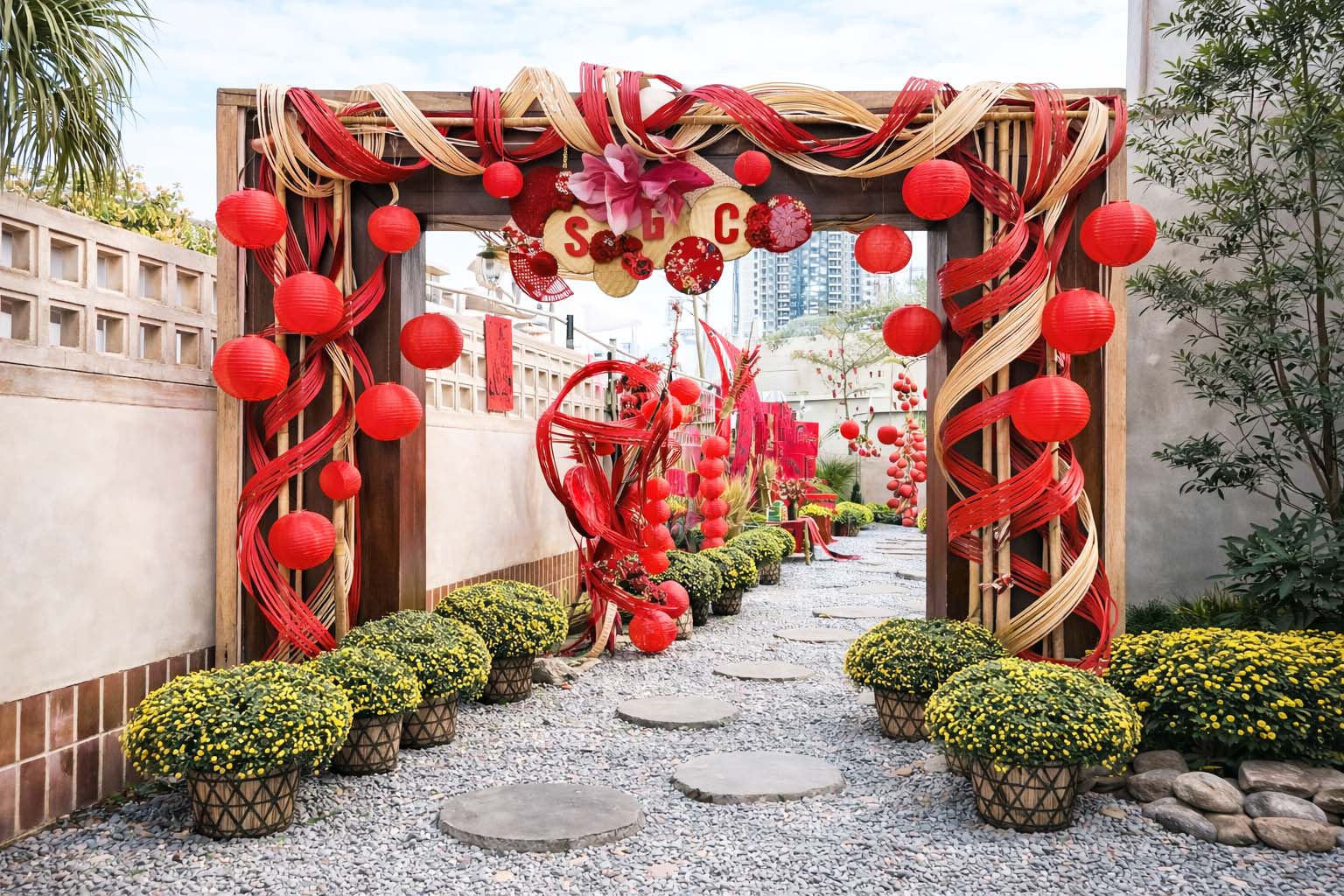 Cổng chào Tết với decor phên tre và lồng đèn rực rỡ 