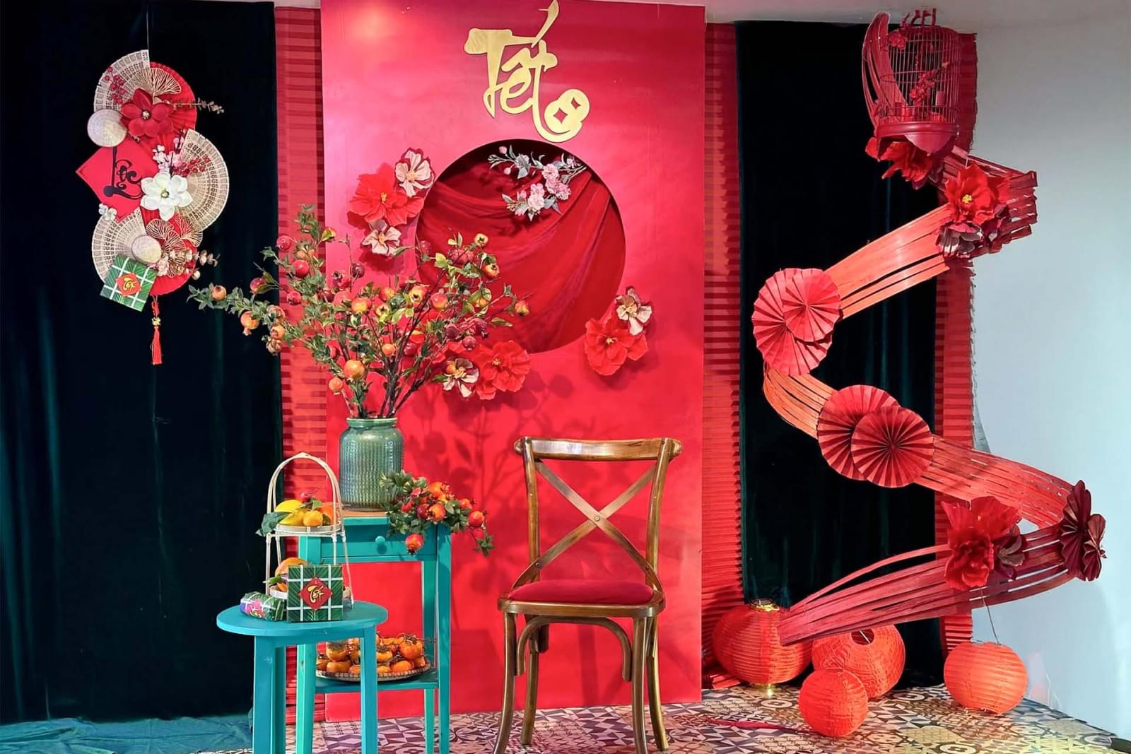 Tiểu cảnh với phông là quạt giấy uốn lượn, phên tre và hoa rực rỡ 