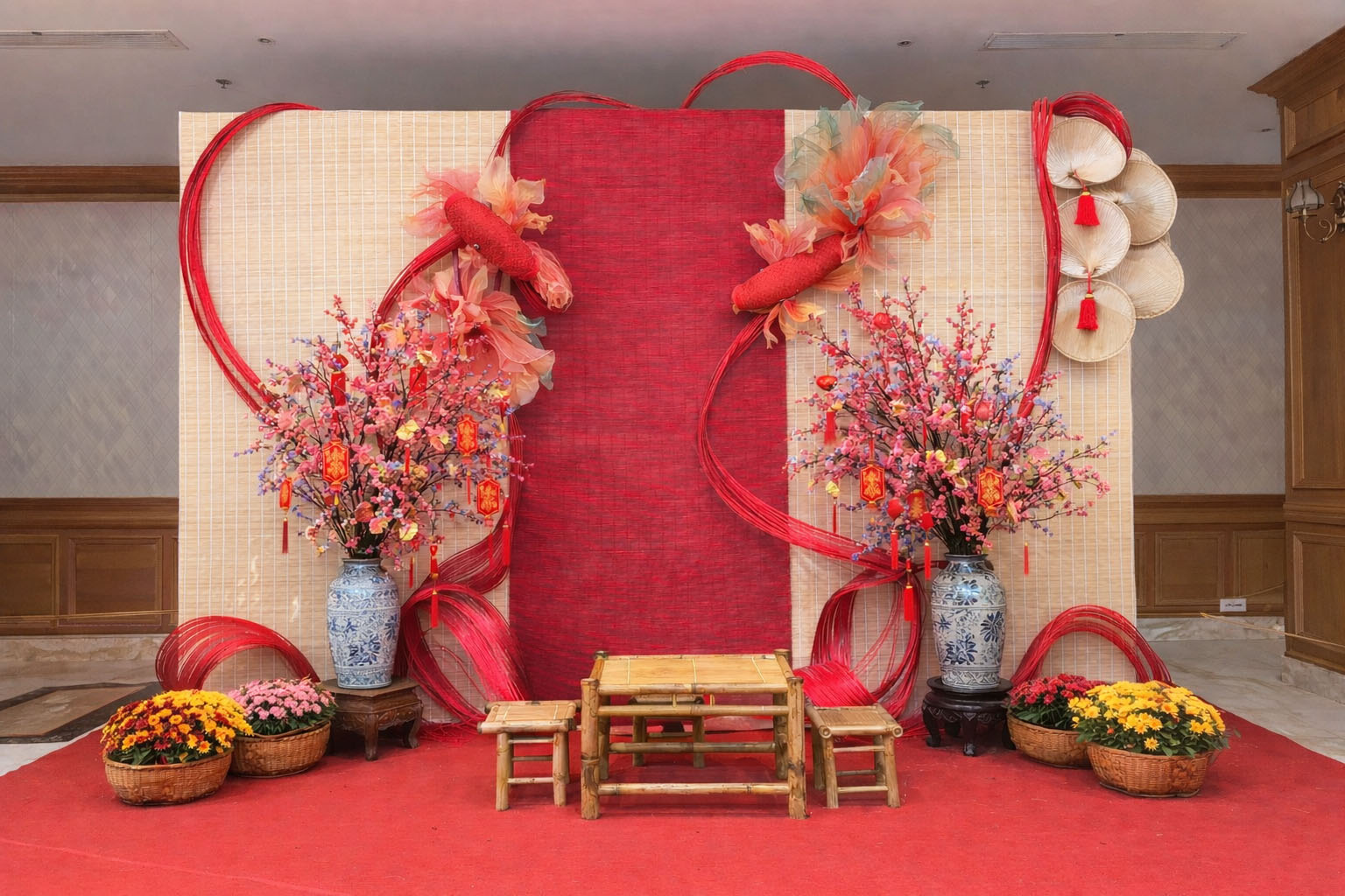 Tiểu cảnh tết thanh lịch với mành tre, phên tre, hoa đào, cá chép 