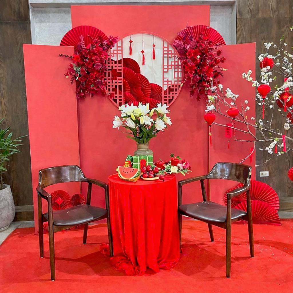 Mẫu decor kết hợp quạt giấy, đèn lồng, hoa và mâm quả 