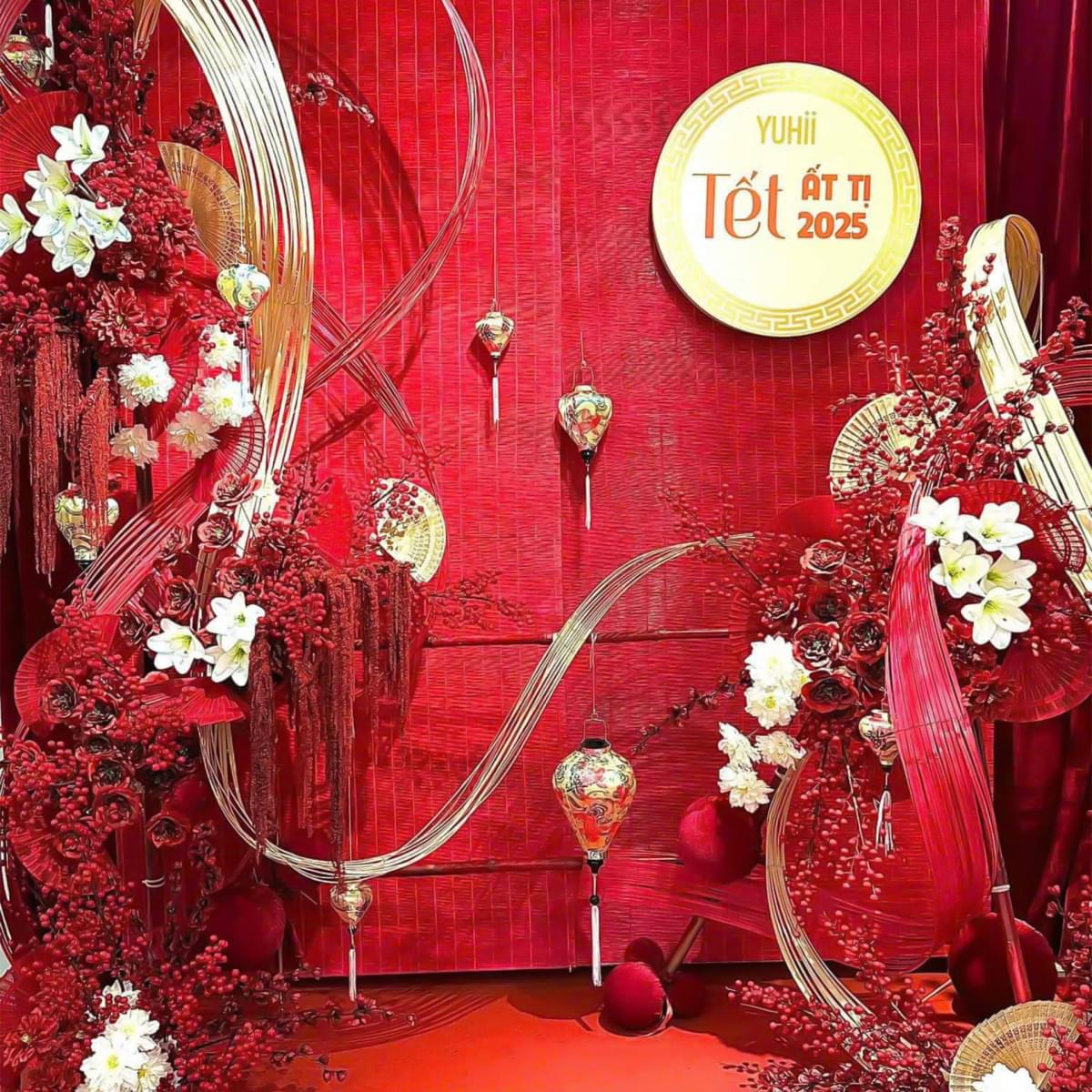 Tiểu cảnh trang trí tết với phên tre đỏ uốn lượn toạ nên dòng chảy sắc xuân rực rỡ 