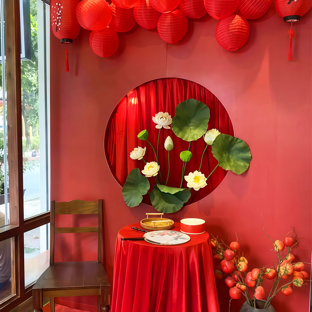 Mẫu decor nhẹ nhàng nổi bật với đèn lồng và sen trắng 