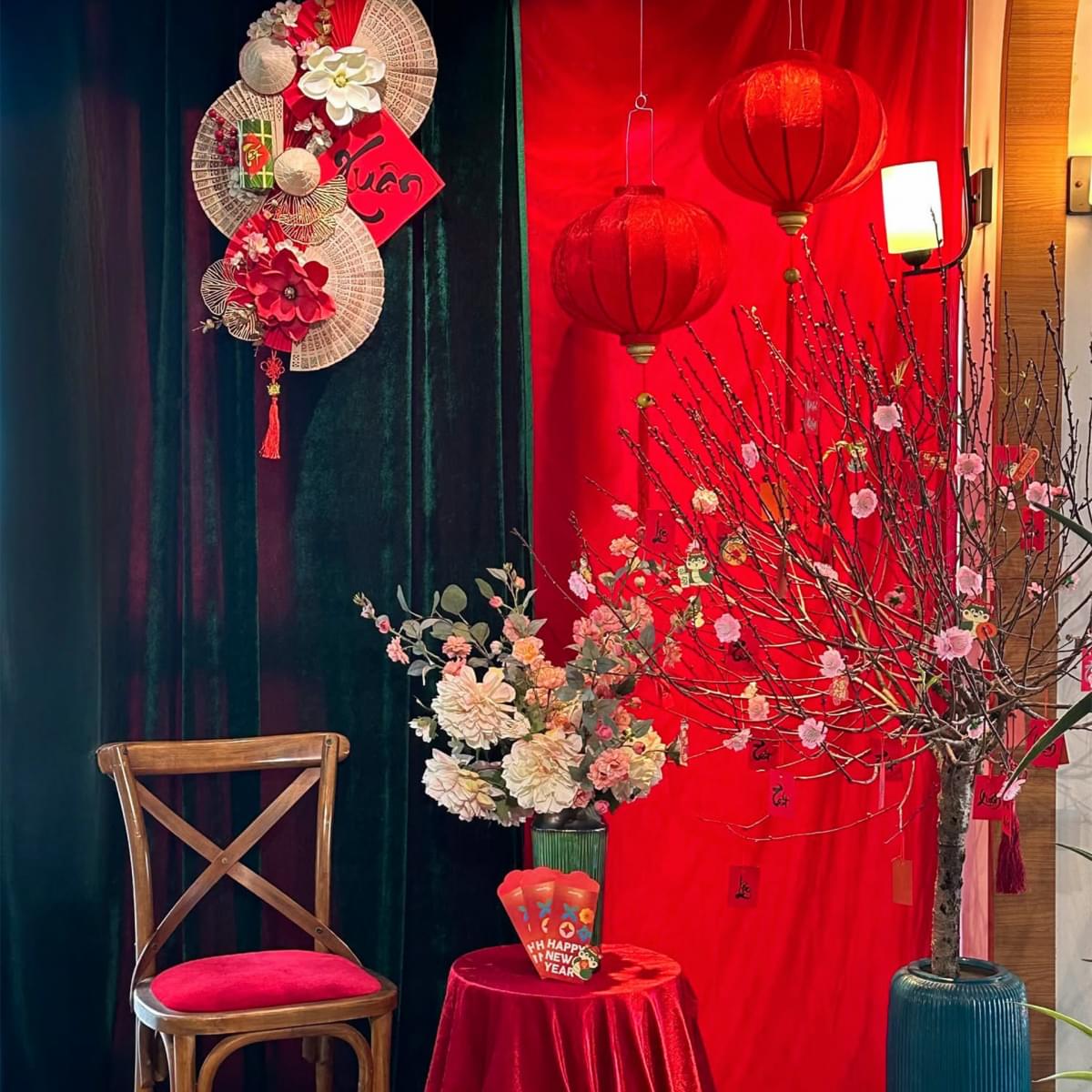 Góc trang trí Tết tối giản với dải quạt, hoa đào, đèn lồng 