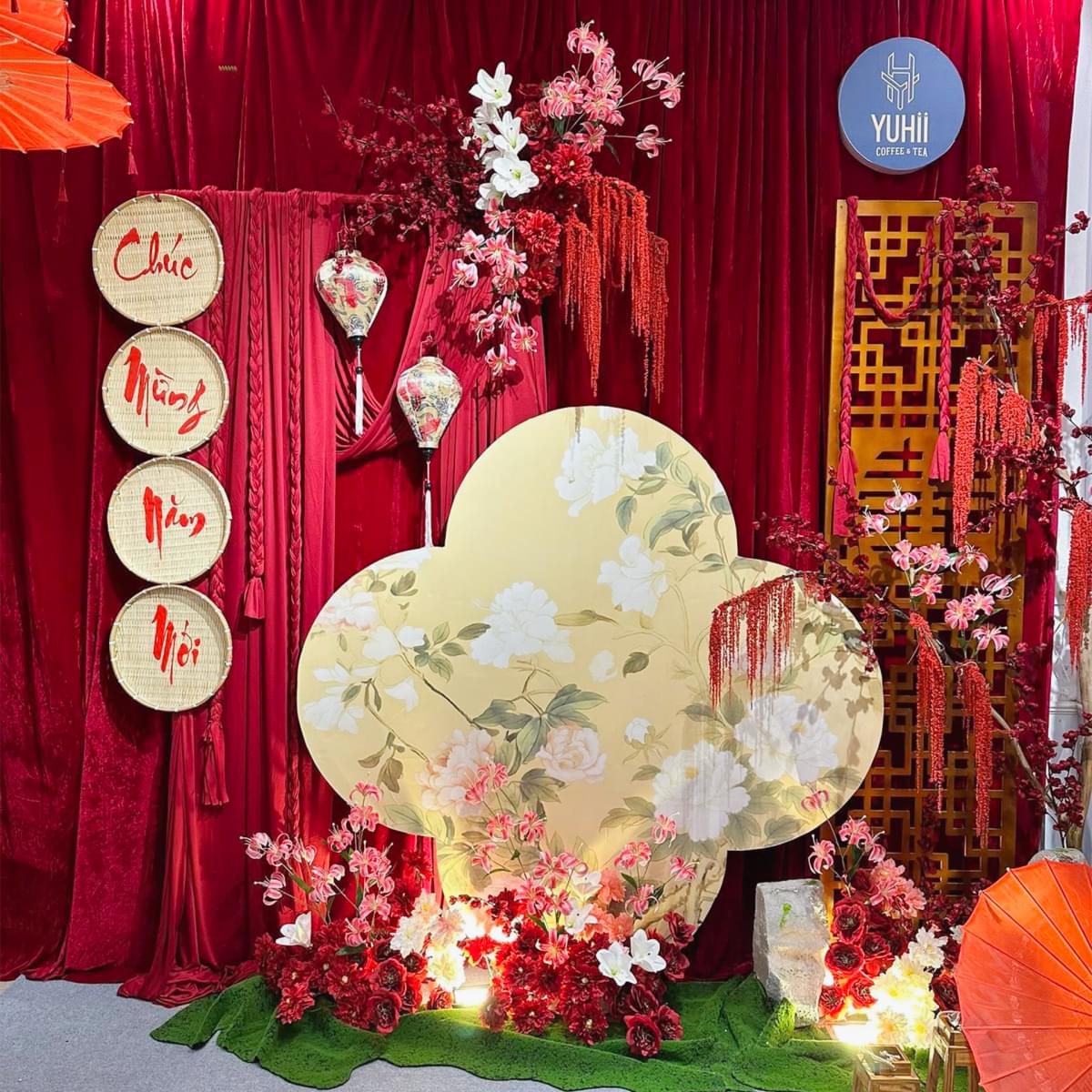 Tiểu cảnh trang nhã với backdrop cánh hoa cách điệu