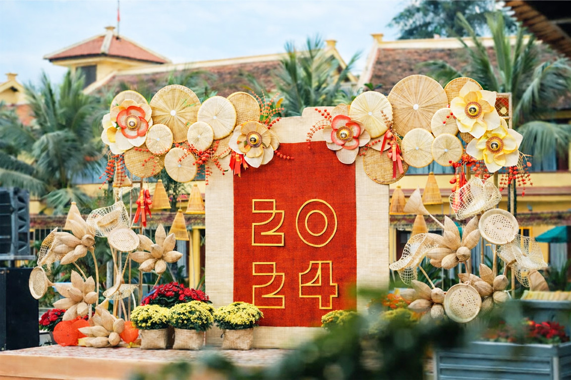 Tiểu cảnh Tết mộc mạc với nón lá, quạt nan và các phụ kiện bằng tre