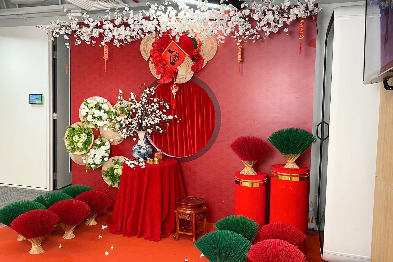 Mẫu trang trí tết nhẹ nhàng tại văn phòng 