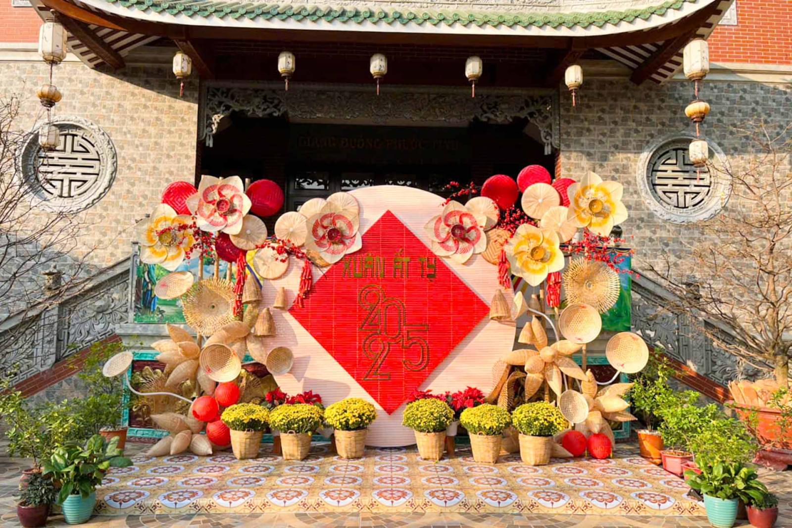 Tiểu cảnh Tết với nón lá truyền thống 