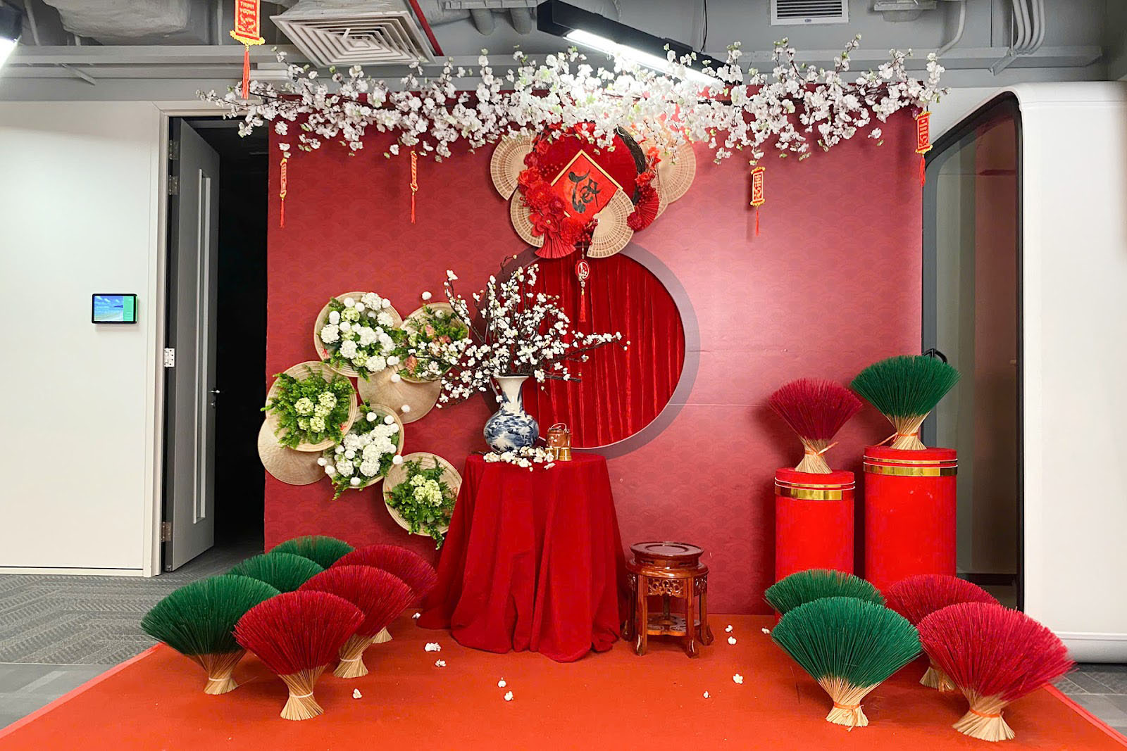 Tiểu cảnh tết đơn giản, thanh lịch tại văn phòng với trang trí nón lá, hoa đào, nhang màu trang trí tết